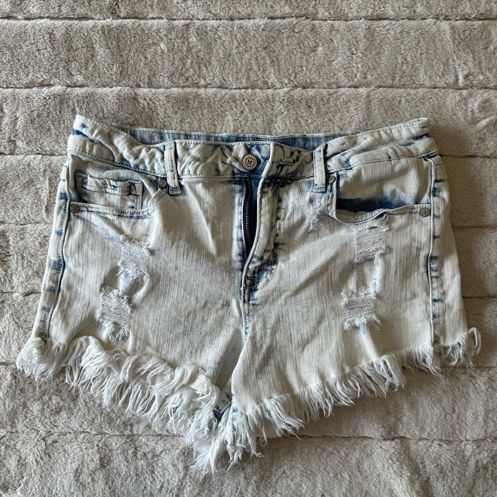 Altar’d State Cloud Washed Distressed Light Wash Denim Women’s Jorts Shorts, 28